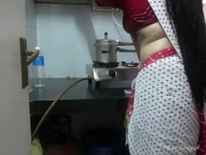 Istri rumah tangga India Leena Bhabhi memamerkan asetnya yang melengkung.