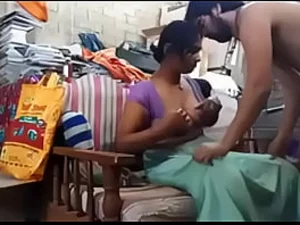 Seorang ibu India yang seksi bertemu dengan kekasihnya dalam pertemuan yang penuh gairah, menikmati adegan sensual dan panas.