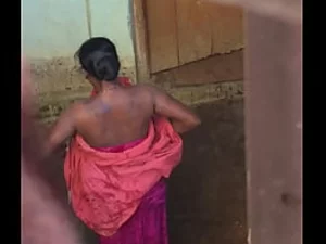 Uma esposa indiana se despiu, limpou e filmou para obter lucro na câmera.