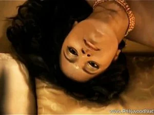 ناميثا الشهوانية، ممثلة بوليوود الشهيرة، تتخلص من قيودها وتعرض جانبها الحسي في فيديو ساخن. مزيج مثير من الإثارة والعاطفة الخام