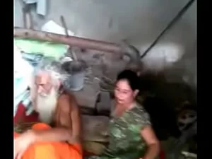 رجل هندي يغوي زوجته الهندية الساخنة لعرض مهاراتها في البلع العميق.