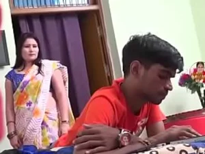 Bir Hint çifti, sert seks ve baskın partneriyle BDSM'yi keşfediyor.