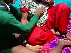 Uma tia indiana sedutora se entrega a ação hardcore em uma superfície lisa, proporcionando a melhor experiência de vídeo xxx.