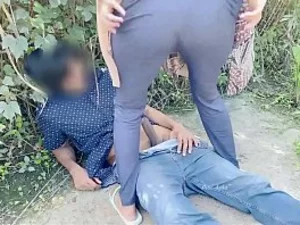 一对年轻的穆斯林夫妇沉迷于激情的户外性爱,不知道他们在乡村集市附近的公共场所。