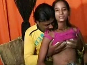 印度美女在露骨的拍摄中接受了粗暴的屁股插入。