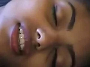 Uma garota indiana compartilha sua educação católica rigorosa e desejos íntimos na webcam.