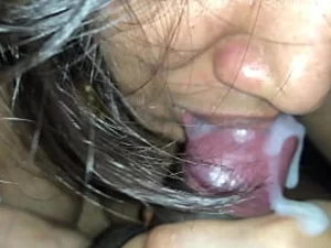 Une femme indienne reçoit une éjaculation faciale après une session de sexe intense.