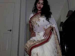 Eine unübertroffene Tante zieht ihre traditionelle indische Kleidung aus, um ihre üppigen Kurven zu enthüllen, und hat Hardcore-Sex.