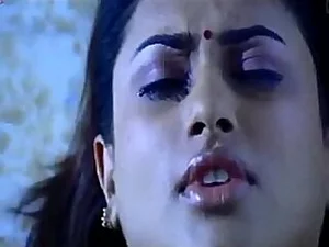 Bintang porno India marah dan vokal dalam adegan Tamil yang panas.