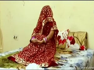 2人のインドの美女が、官能的で激しいホットなポルノビデオに出演する。