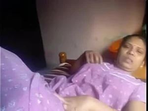 Eine in Selee gekleidete tamilische Tante verwöhnt ihren Ehemann mit sinnlichen Bewegungen.