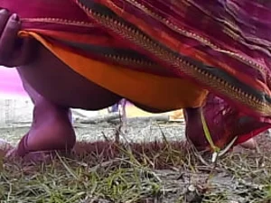 この露骨なビデオで、小さな砂漠のワイルドキャット、ウラ・チャンのオシッコと膣を求める欲求を満たしてください。