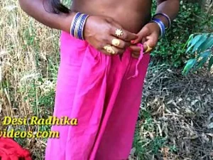 امرأة هندية تمارس الجنس في الهواء الطلق مع زوجة ديزي في بلد أجنبي.