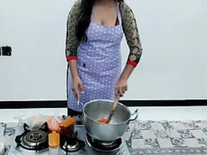 Sıcak bir Pakistanlı ev kadını pis işlere dalıyor.