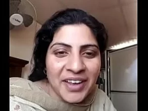 Tante Pakistan yang seksi mengeksplorasi hasrat erotisnya