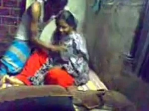 インドの美女と彼女の恋人のホットな出会いが、誘惑的なスプリットスクリーンビデオに捉えられている。