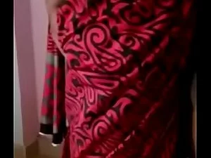Une tante tamoule sexy devient coquine dans une session vidéo privée chaude.