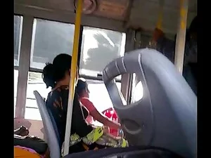 Gadis Tamil yang berpikiran terbuka mengeksplorasi sisi liarnya dalam video panas.