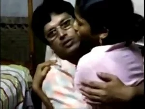Une détenue de prison indienne reçoit un massage sensuel et plus d'une fille sexy, menant à une session chaude sur le site sexuel Desi.