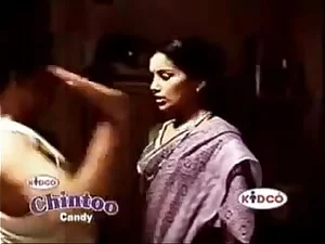 Горячая индийская тетушка Света Менон демонстрирует свои прелести в откровенном топе, что приводит к дразнящему лифчику.