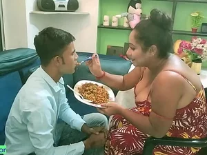 ¡Esposa india tiene sexo de mala gana con su marido gordito!