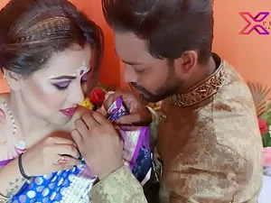 Die erste intime Nacht einer hinduistischen Braut mit ihrem Ehemann, in der sie ein Liebeskondom benutzt.