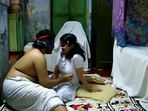 Дези красотка Савита Бхабхи занимается грязным сексом в горячем видео MMS.