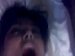 Seorang gadis Desi merekam dirinya sendiri mencapai orgasme, dengan cepat membagikan video itu dengan pacar tentara India-nya.