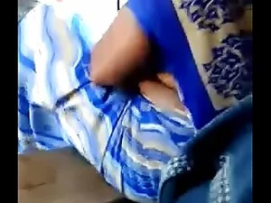 Seorang aunty Tamil yang menggoda dengan daya tarik matangnya.