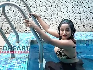 Bhabhi se entrega a um sexo enérgico na natação, com gotículas de água e vapor adicionando um toque sensual.
