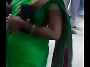 Tante Tamil yang seksi memperlihatkan payudaranya yang cukup besar