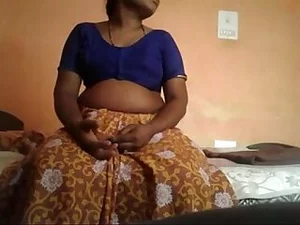 一个性感的印度辣妹在热情的独奏会话中展示了她的技巧。