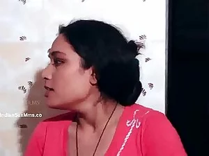 華麗な南インドのおばさんが、見事な巨乳と乳首でセックスを求める。