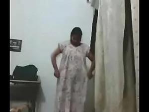 Uma beleza indiana compartilha seu tesouro intocado em um vídeo de auto-tirada escaldante. Explore seu charme exótico e se entregue a uma experiência inesquecível