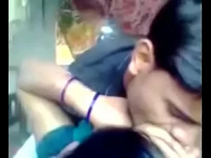 Uma mãe indiana se entrega a um sexo real com seu amante mais jovem.
