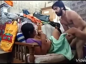 インドの叔母が口技を披露し、大きなチンポをしゃぶる。
