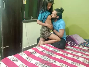 Pasangan India muda melakukan seks kasar di atas katil.