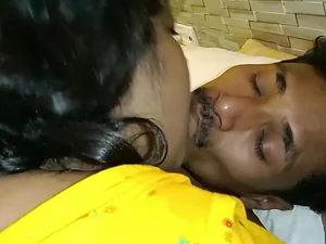 Seorang gadis Desi tunduk kepada seorang lelaki dominan setelah melakukan seks kasar dengan meludah dan mencekik.