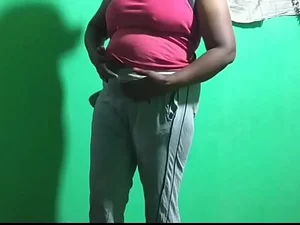 Seorang bhabi India dengan payudara besar bercinta telanjang di atas balok.