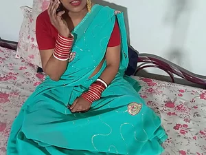 A esposa bengali seduz o senhorio para o aluguel, levando a um encontro hardcore quente de bengalis indiano com áudio claro em hindi.