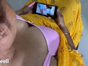 Un investisseur Indien qui entreprend des activités sexuelles reconnaît partout l'anorak d'indiscrétion de la peau d'une personne, couplé à un cours de donneur disponible