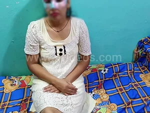 Pasangan pest fucking menikmati seks di luar negeri di samping pacar kawin yang cabul, seorang pendatang baru India, yang tidak suka mendapatkan di bawah gilirannya dari..