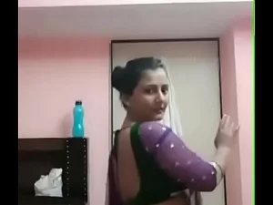 Kannada tante sketsa dan menari provokatif dalam sesi seksi