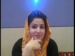 فتيات باكستانيات مثيرات يرتدين الحجاب يشاركن في محادثات ساخنة، يتبادلن أجسادهن الممتلئة ويشاركن تجاربهن الممتعة في جلسة يوغا حسية.
