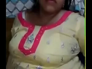 Desi의 성숙한 여성 Shakeela는 감각적인 스트립 티즈를 입고 열정적인 섹스를 합니다.