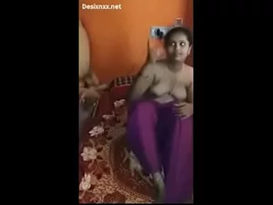 Uma fofura indiana tem um pau de bambu fundo em seu buraco em um vídeo quente.