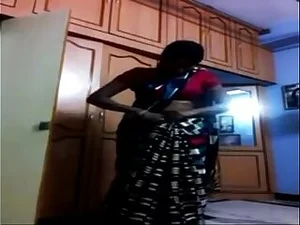 سواتی نایدو، زیبایی هندی، در یک ویدیوی چسب داغ تلوگو، پایین می آید و کثیف می شود.