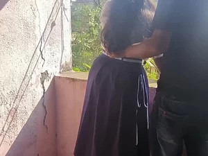Eğitim manyağı, kişinin elinin altında liberal bir topluluk stres köyünde ezik kalan biriyle seks yapıyor. Hindi Audio.
