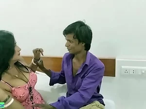 Hintli karı ve Amerikalı adam tutkulu bir şekilde seks yapıyorlar