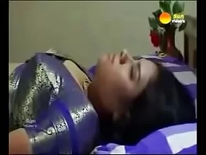 Mulheres indianas sensuais se envolvem em ação hardcore.
